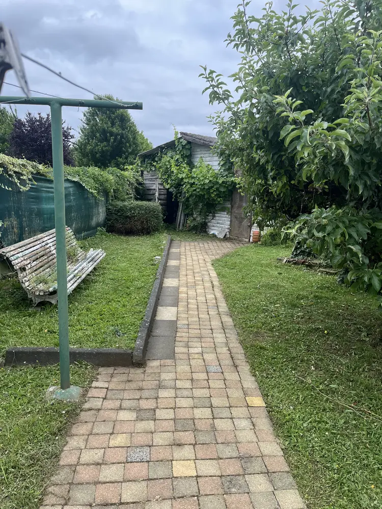 Après : allée de jardin propre et dégagée