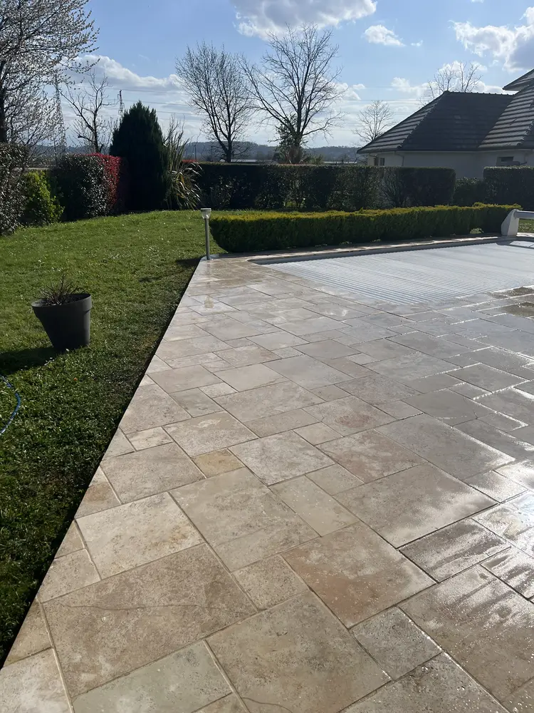 Après : terrasse en pierre nettoyée à haute pression, teinte claire d'origine retrouvée